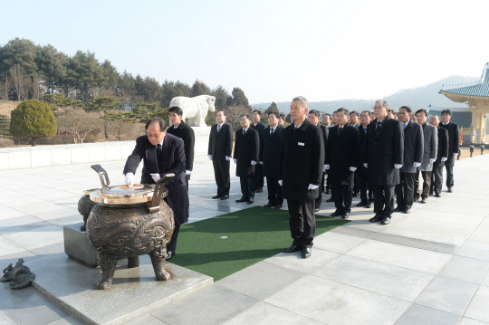 박구원 한국전력기술 사장(맨 앞)과 경영진 및 부서장 등 30여명이 대전 국립현충원에서 순국선열과 호국영령을 참배했다. <한국전력기술 제공>